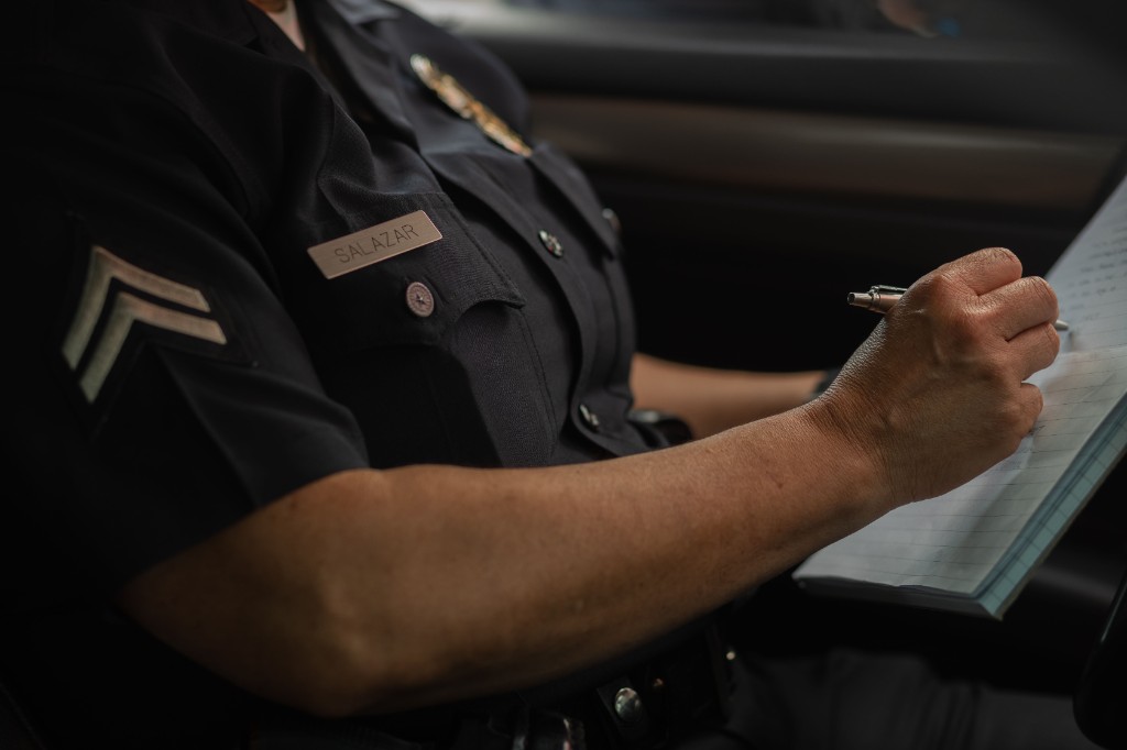 Oficial de seguridad escribiendo